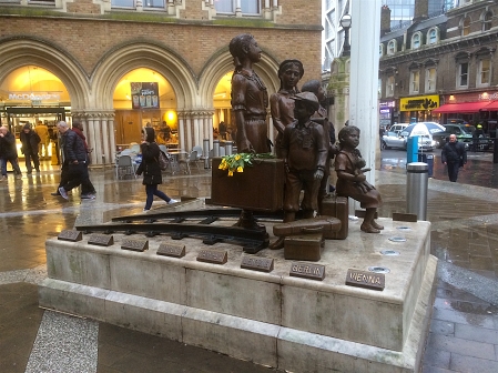 © Robert Rotifer Statue zum Gedenken an den Kindertransport vor der Liverpool Street Station.